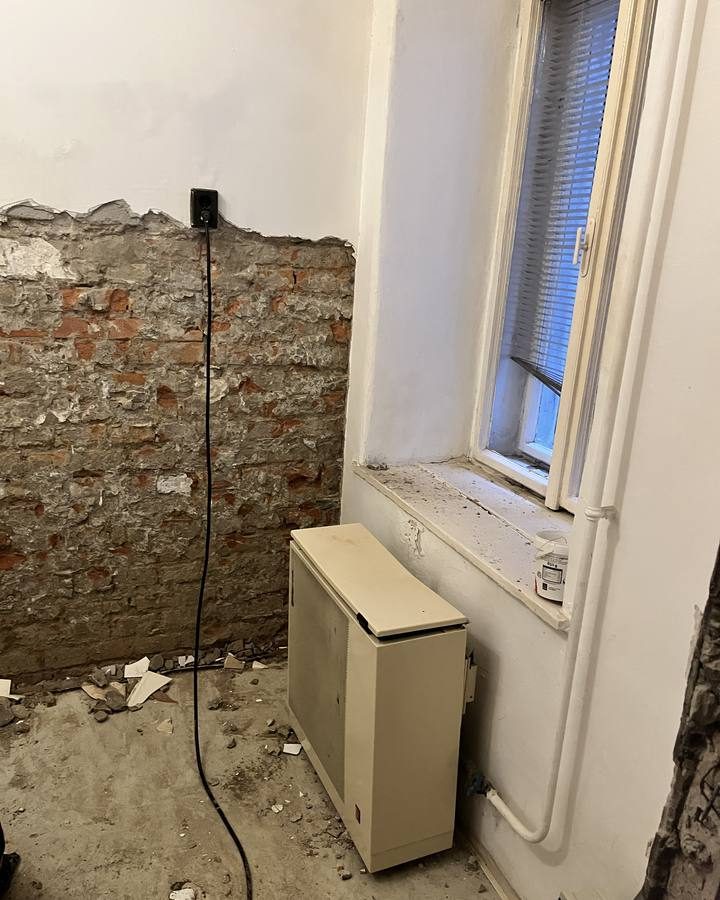 Hálószoba felújítás előtt — vakolatig bontott fal