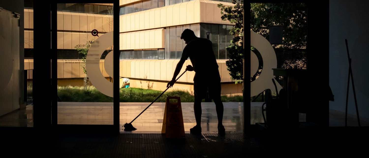 Takarítás munka közben egy irodaépület bejáratánál